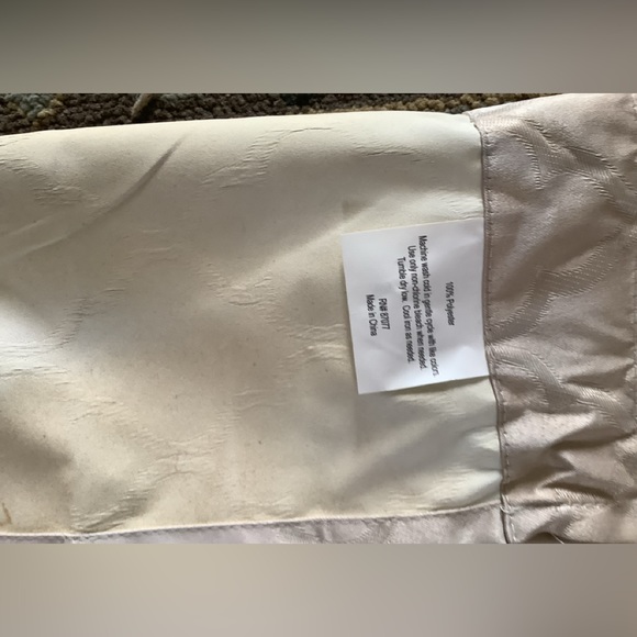 Valance, beige with designs on it it’s in good condition. The back is fa… - Picture 4 of 8